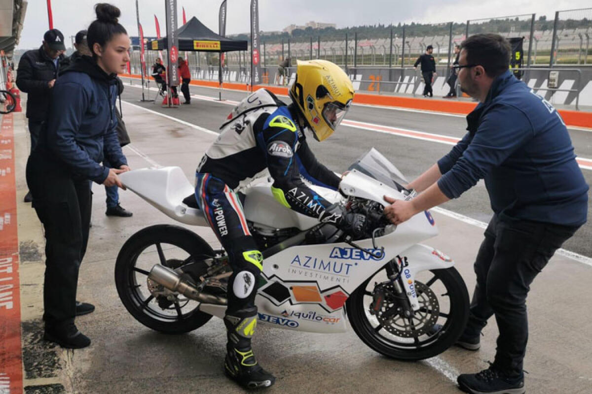 Fiaccabrino "vola" sul bagnato di Valencia, Pileri: "Il Comune non ha soldi per noi" - Nella foto in alto: Fabiano Fiaccabrino in sella alla Honda Azimut-Pileri nei test a Valencia in Spagna. 