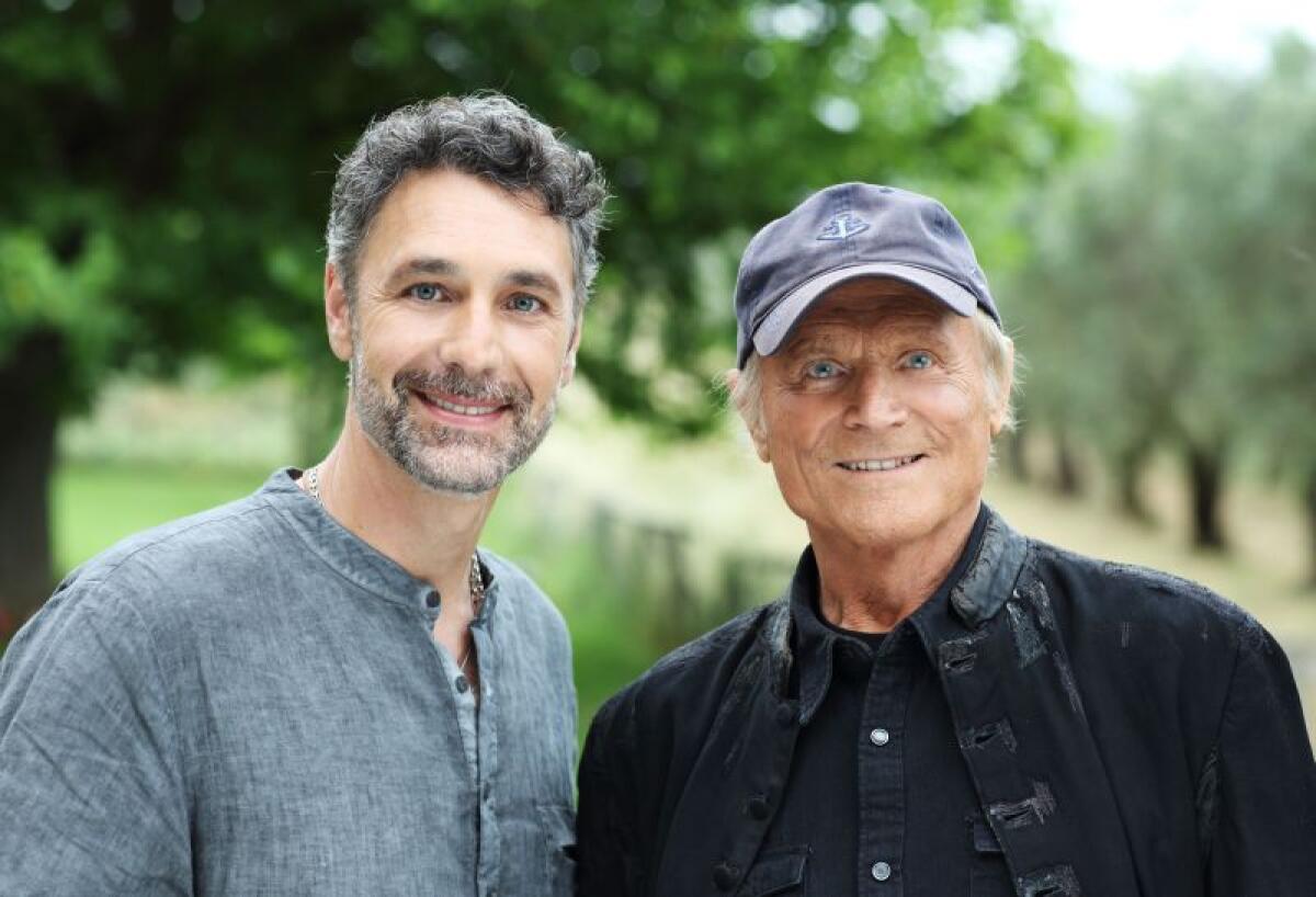 Torna Don Matteo, Terence Hill passa il testimone a Raoul Bova - 