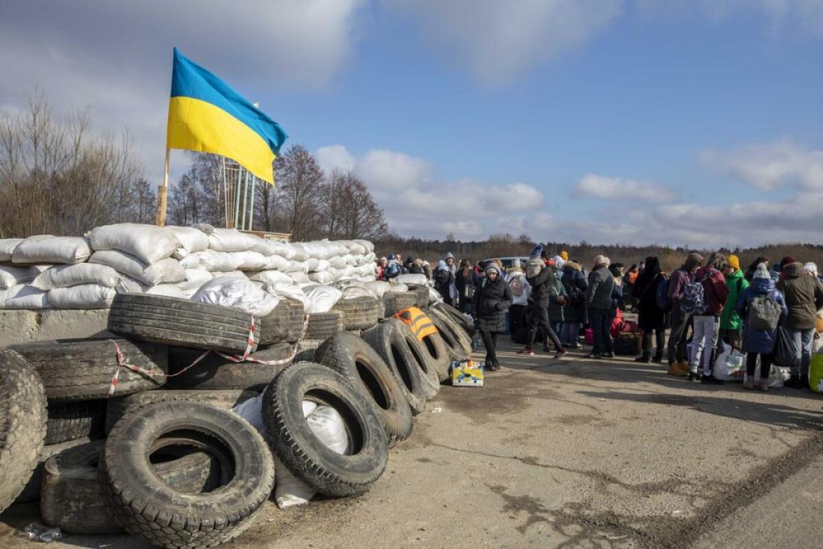 Ucraina, lunga colonna di mezzi militari russi in marcia verso Kiev - 