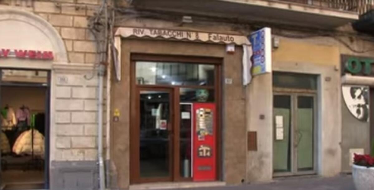 Rapina nella tabaccheria in centro, giovane a giudizio: ha aggredito titolare per i soldi - 