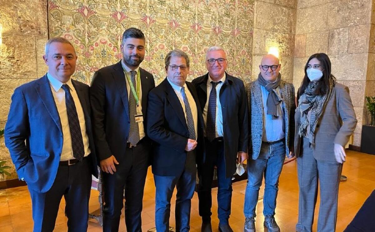 Trainito in Forza Italia, scelta siglata con Miccichè: "Ritorno nella mia casa politica" - Il gruppo di Forza Italia con Miccichè e Mancuso