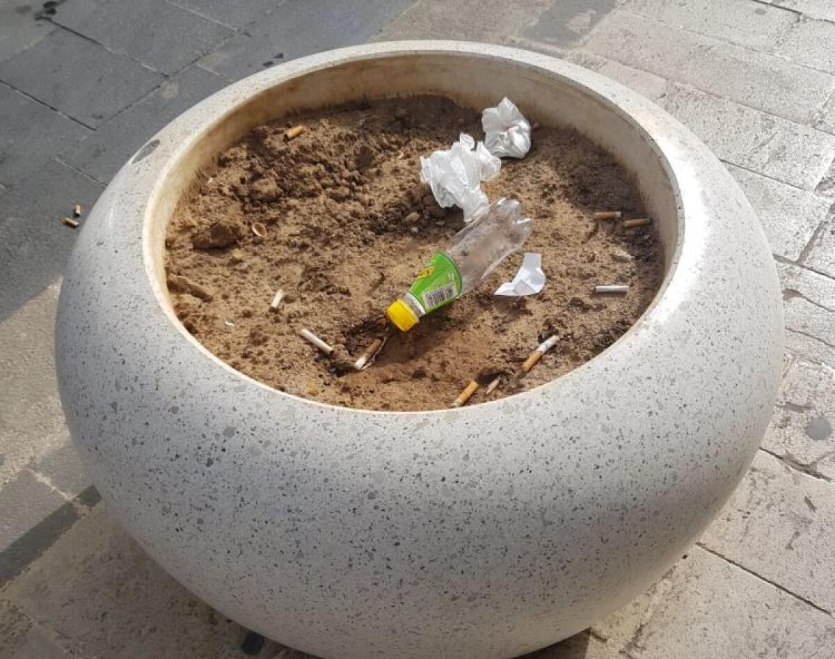 Fioriere trasformate in pattumiere, in centro molte segnalazioni - Le fioriere diventano pattumiere