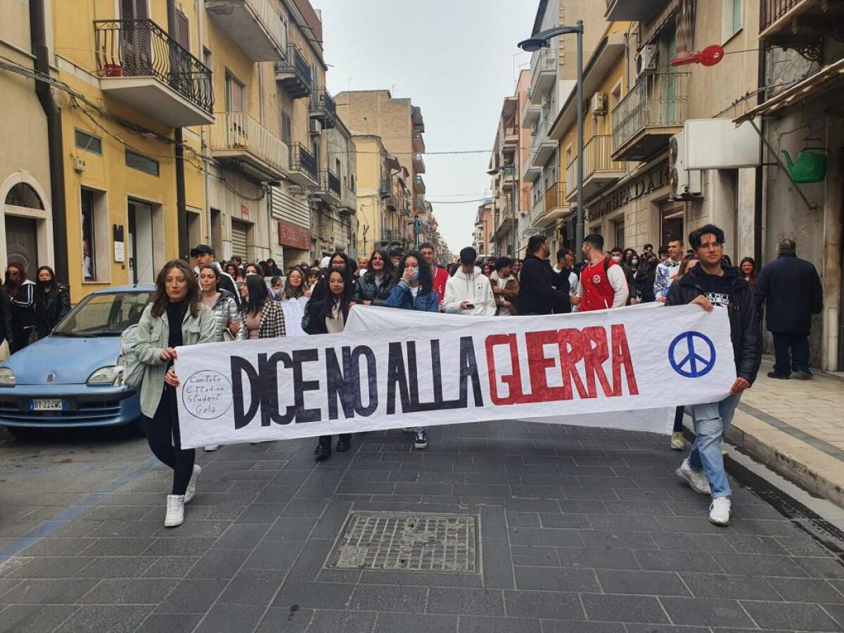 Corteo contro la guerra e per la pace, tanti studenti hanno risposto all'appello - 