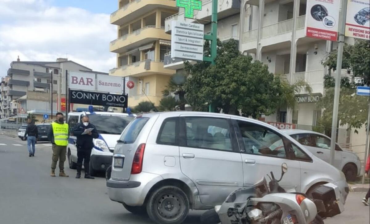 Scontro tra una Lancia Musa ed uno scooter, ferito un centauro - 