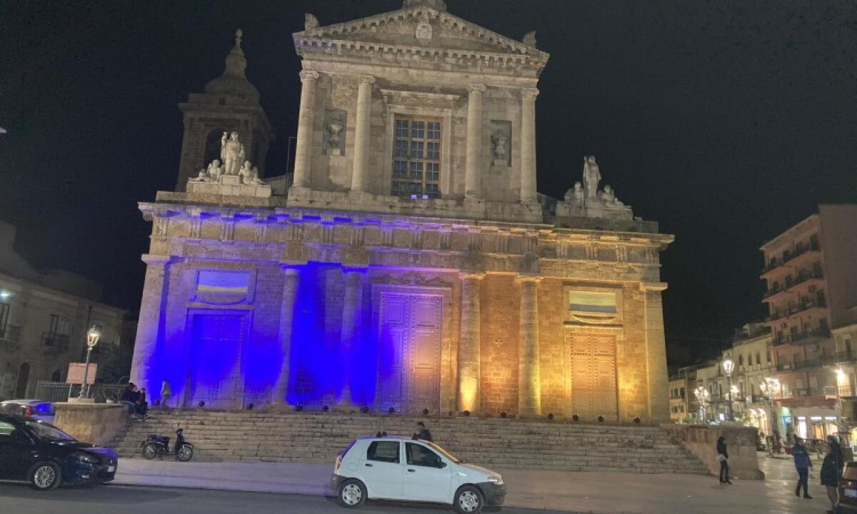 Guerra in Ucraina, anche in città si prepara l'accoglienza: già raccolti molti aiuti - La chiesa Madre con le luci blu e gialle