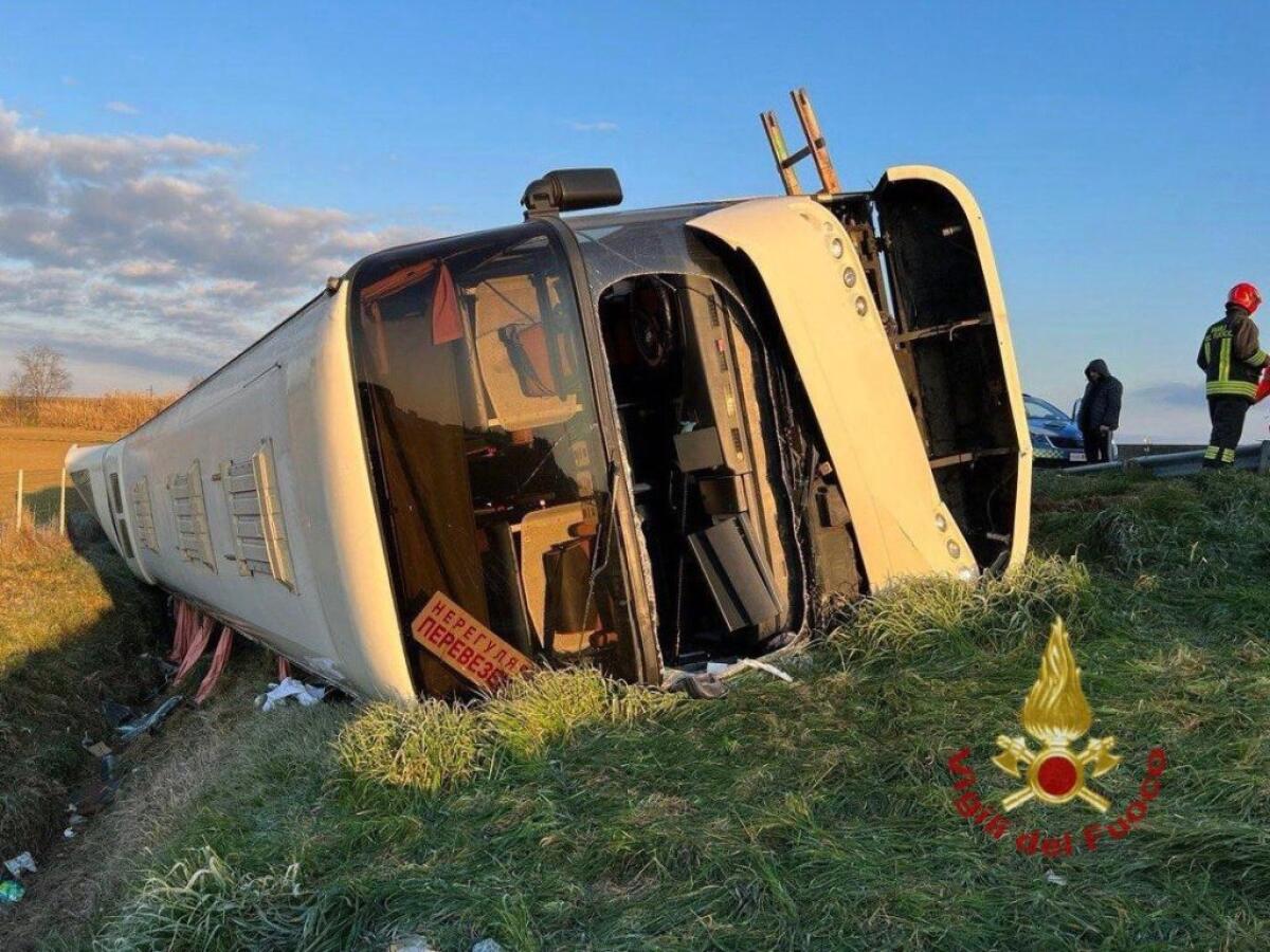 Incidenti stradali, su A1 si ribalta bus rifugiati ucraini: una vittima - 