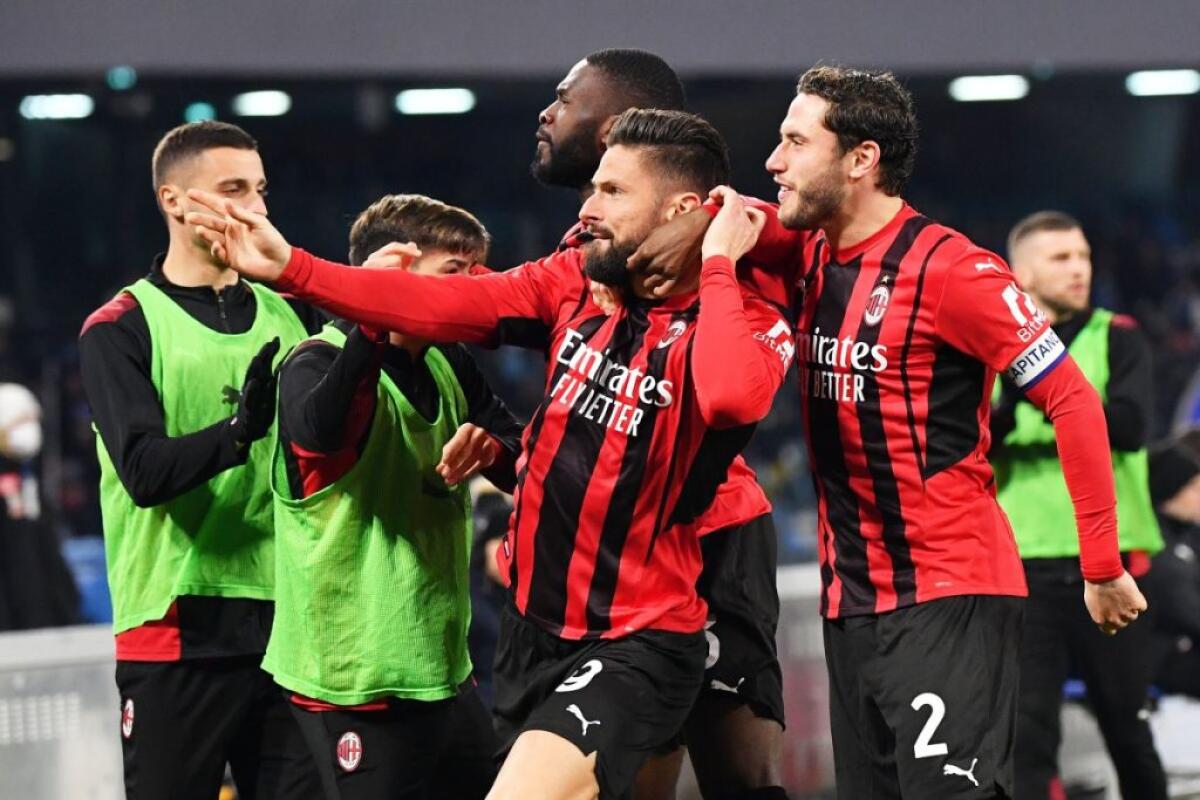 Giroud decide la sfida a Napoli, Milan in vetta alla classifica - 