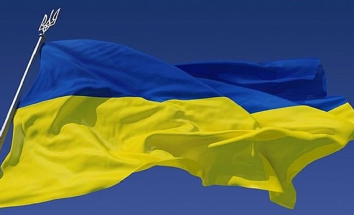 Comune e chiesa Madre illuminati con i colori dell'Ucraina, "fermare la guerra" - 