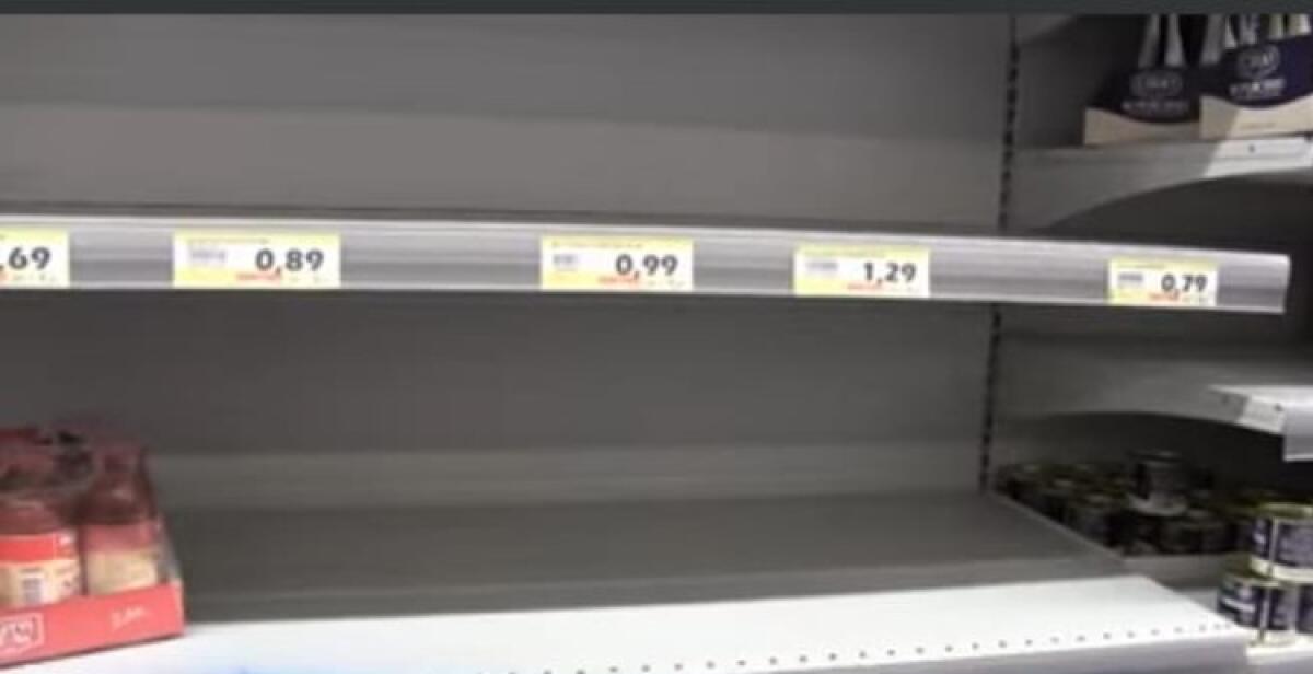 Scaffali vuoti e code alle pompe di benzina, in città la "psicosi" si fa sentire - 