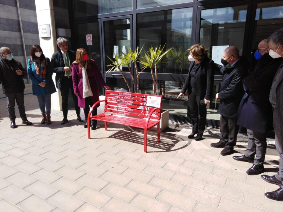 Una panchina rossa in tribunale come simbolo dei diritti delle donne - 
