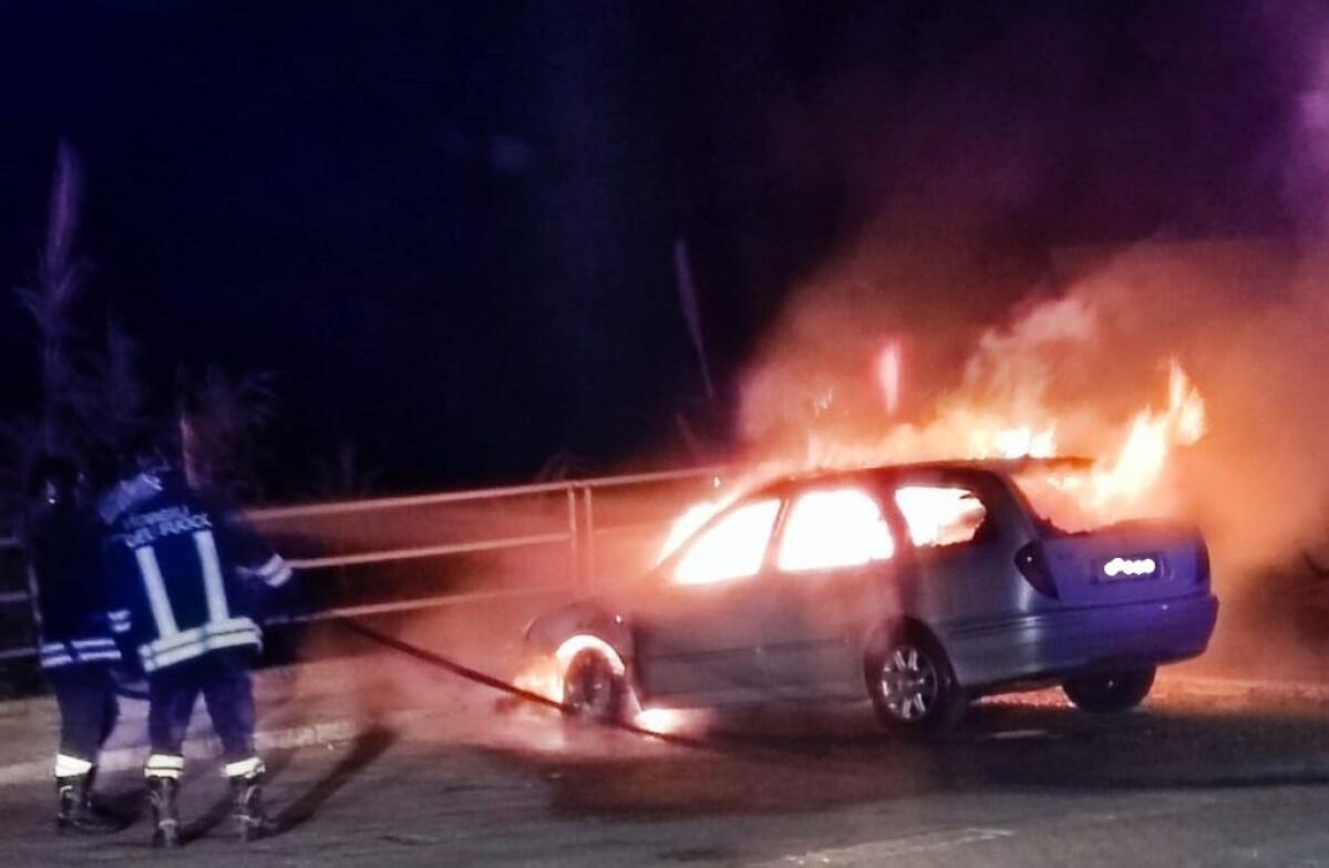 Nuovo rogo nella notte, un'altra automobile incendiata - L'auto data alle fiamme