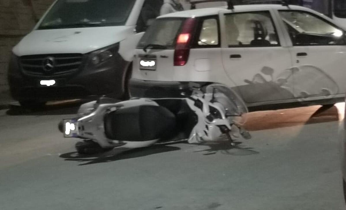 Incidente in via Crispi, impatto tra scooter e auto: un giovane in ospedale - L'impatto in un tratto di via Crispi