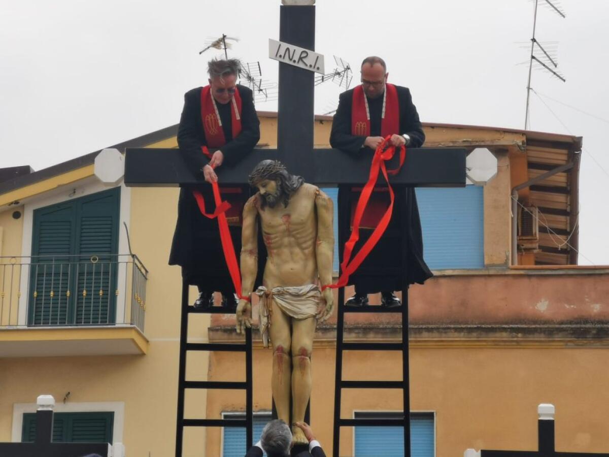 "Sotto la croce per risorgere", la città ritrova il venerdì santo - 