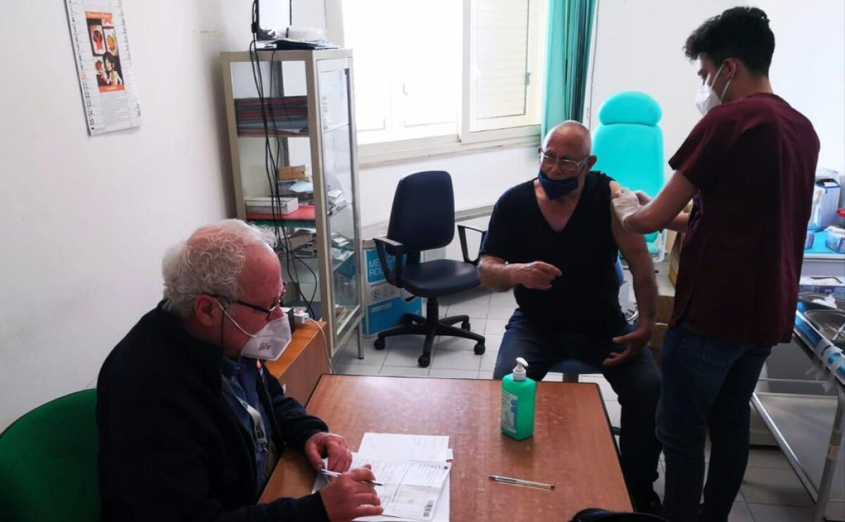 Vaccinazioni a Lampedusa, quarta dose per l’83enne Salvatore - 