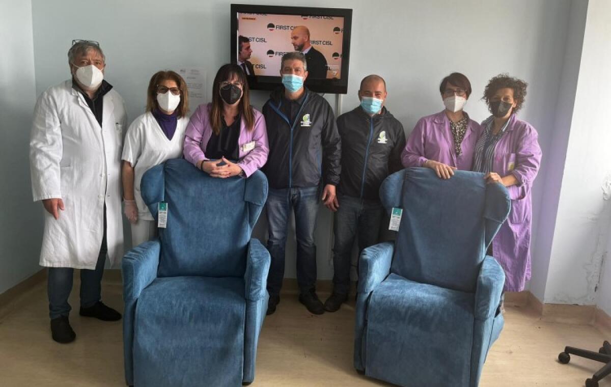 Donazioni delle famiglie e il 5 per mille, due nuove poltrone per i pazienti oncologici - I volontari e il primario Valenza