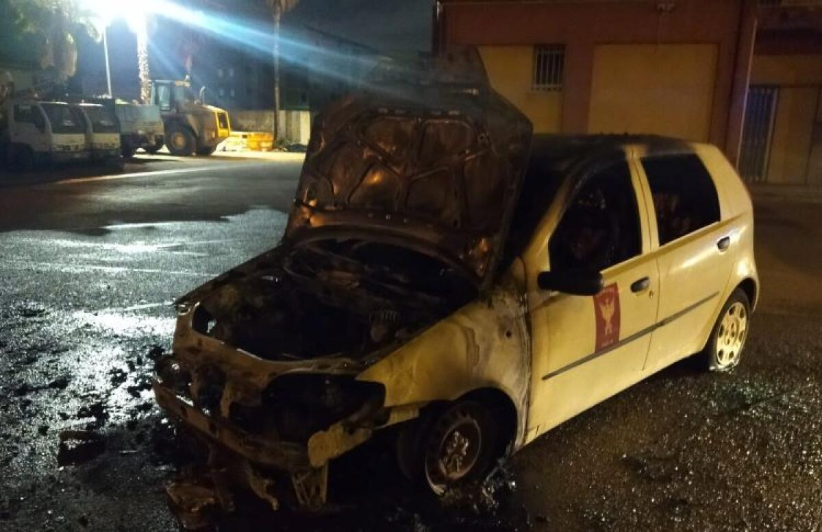 Incendiata una delle auto comunali parcheggiata nell'area della Ghelas - 