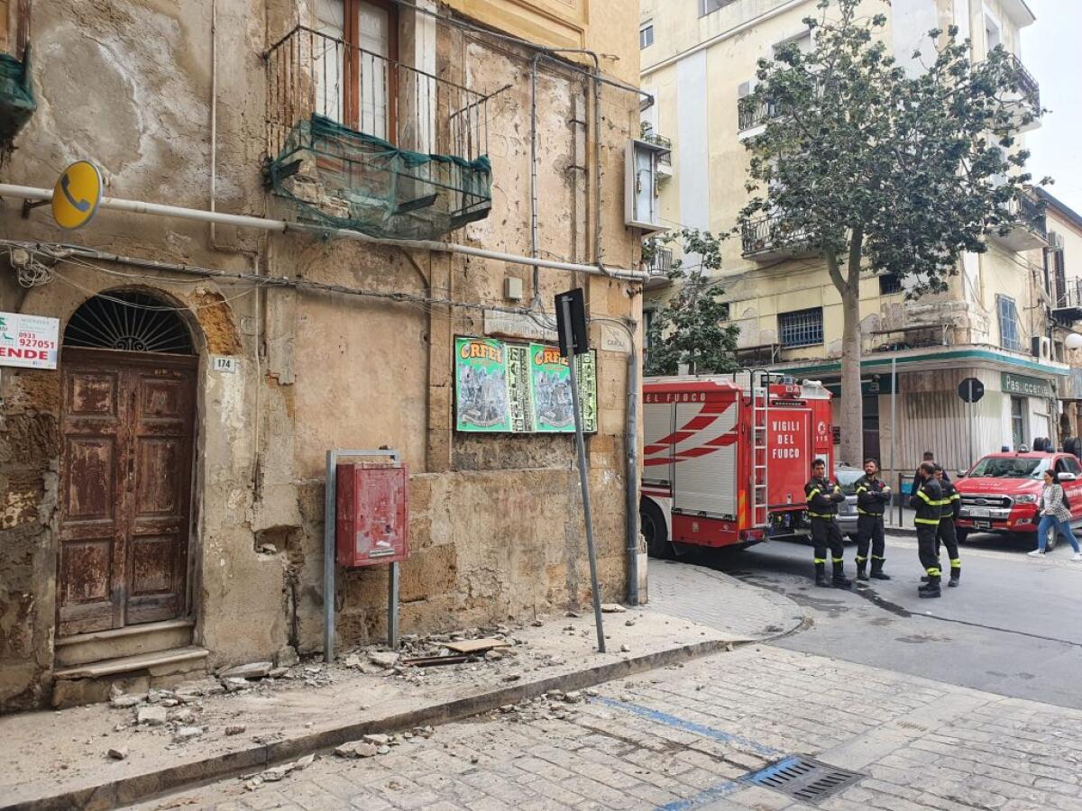 Calcinacci in strada in via Cairoli, cedimento da uno stabile della zona -