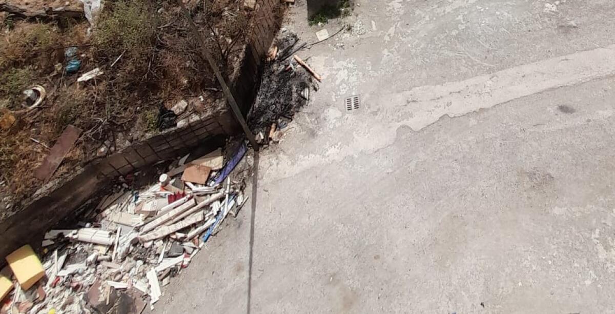 Allarme in via Osorno, i resti dei cantieri abbandonati vengono dati alle fiamme - Il materiale viene spesso dato alle fiamme