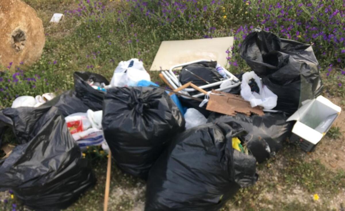 A Piana Marina rifiuti abbandonati, residenti pronti a presentare denuncia - Rifiuti abbandonati a Piana Marina