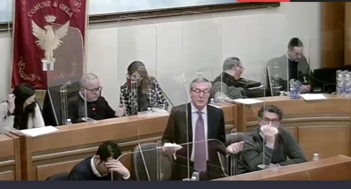 "Non si speculi sugli immobili abusivi", Greco: "Pronto a riaprire il confronto sull'atto" - Greco in aula consiliare