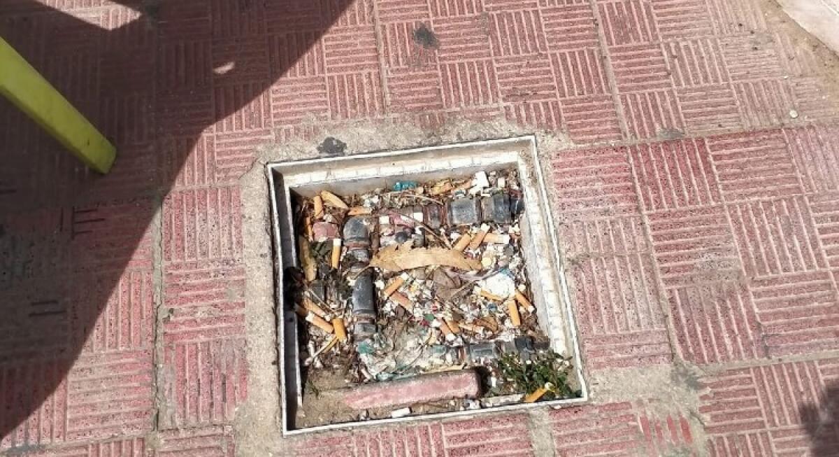 Strade insidiose, donna ferita sul lungomare: rovinosa caduta, trasferita in ospedale - La donna non si è accorta del tombino rimasto scoperto