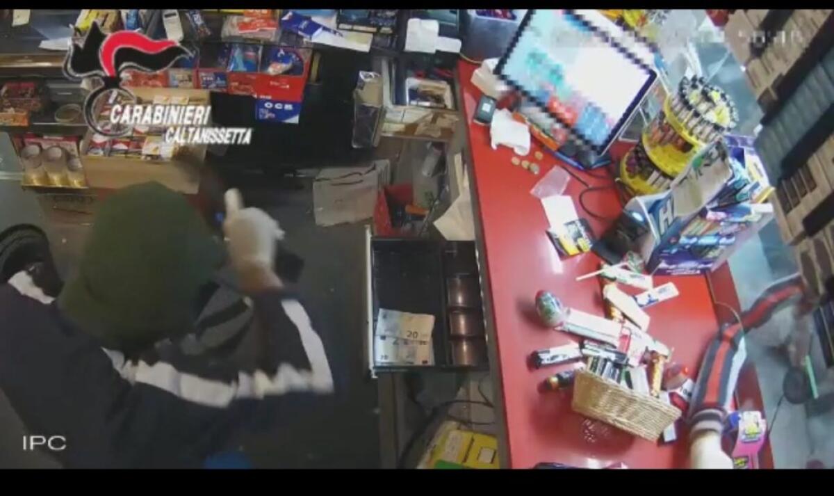 Droga e una rapina, blitz nella notte: entrarono armati nel bar della stazione - 