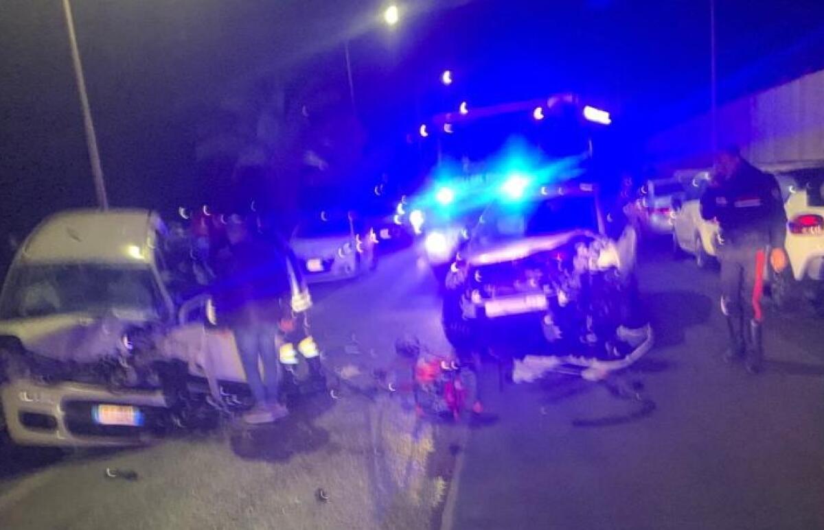 Schianto sul lungomare, auto coinvolte: tre feriti gravi nei pressi di un lido - 