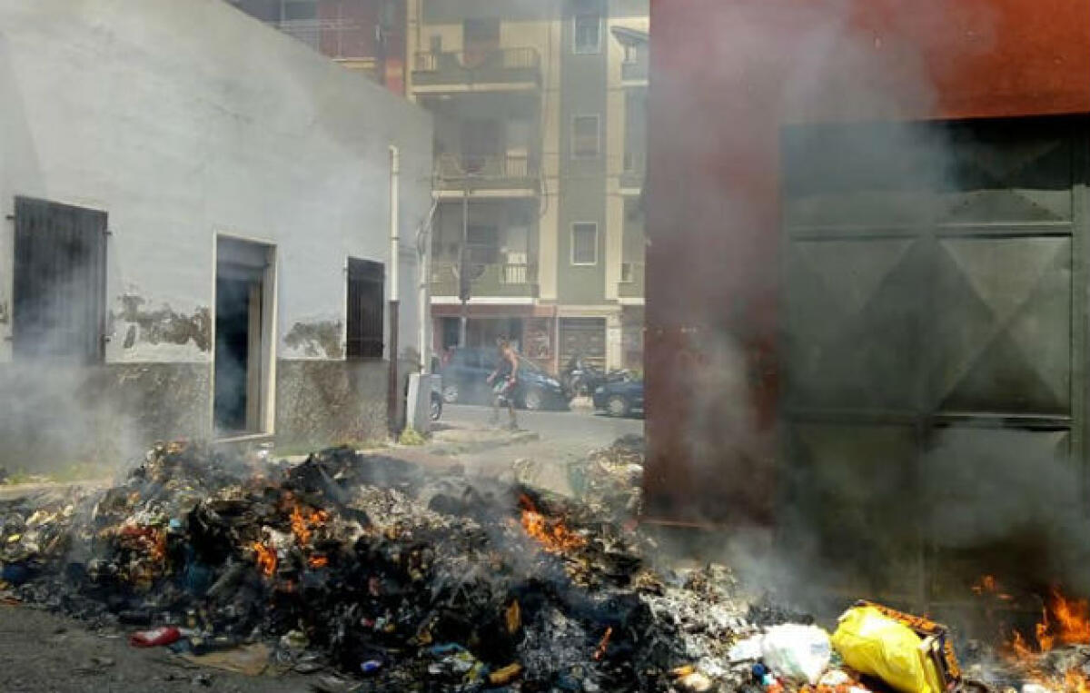 Cumuli e rifiuti in fiamme, "Tekra interruppe servizio": associazioni sono parti civili - Per settimane i rifiuti furono spesso dati alle fiamme