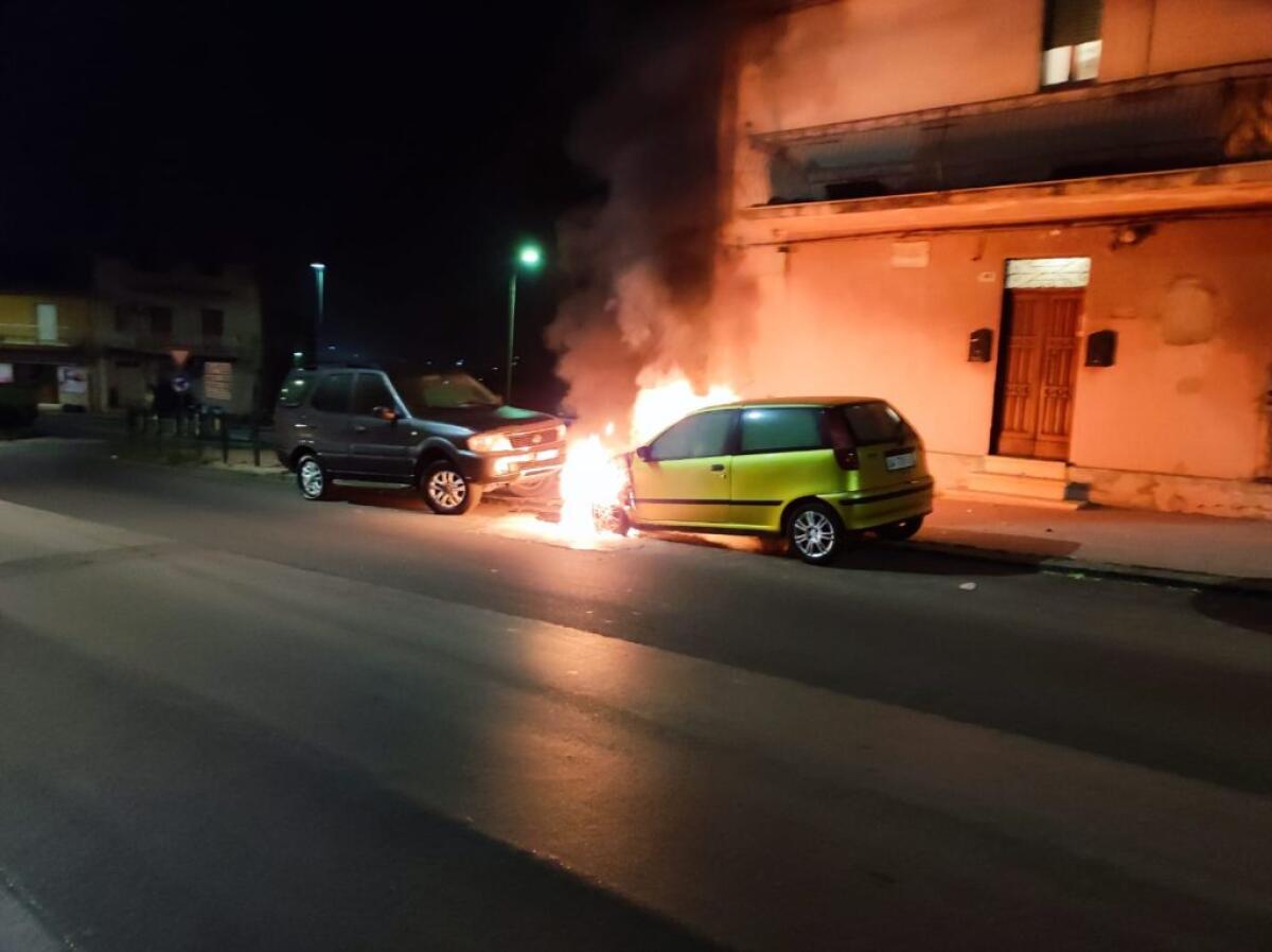 Notte di fuoco, in fiamme anche una Fiat Punto in via Butera: danneggiata una Tata - 