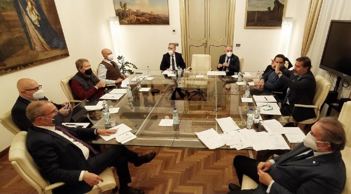 Musumeci-sindacati: "Per Gela, Siracusa, Termini Imerese e Milazzo, governo intervenga" - Musumeci ha incontrato i segretari regionali