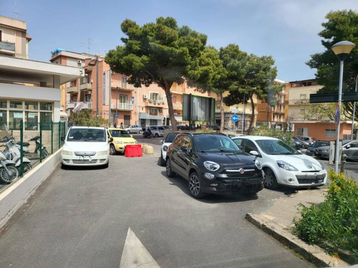 Ospedale, ancora sosta "selvaggia": auto ostacolano anche i mezzi di soccorso - 