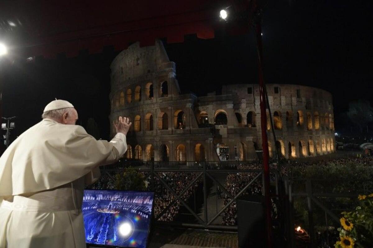Papa Francesco per Via Crucis al Colosseo - 