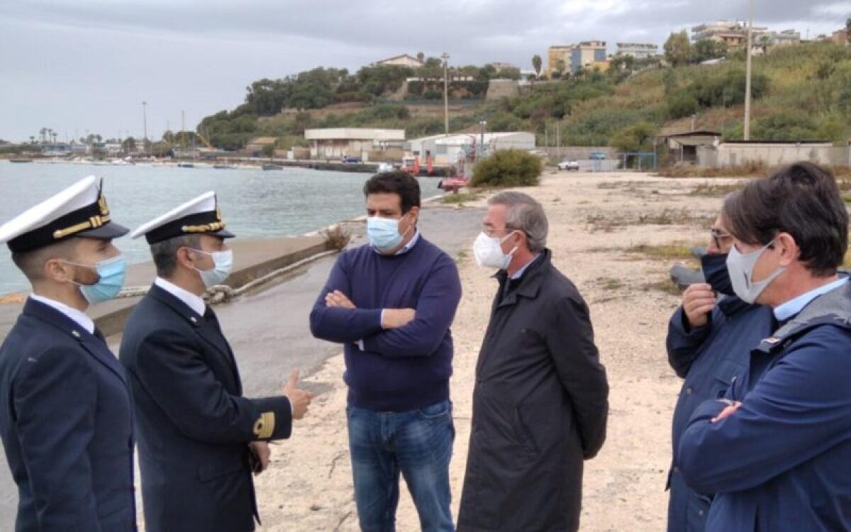 Porti locali all'Autorità di Sistema, Greco: "Ora incontro con Musumeci e Monti" - Un sopralluogo del  sindaco al porto rifugio