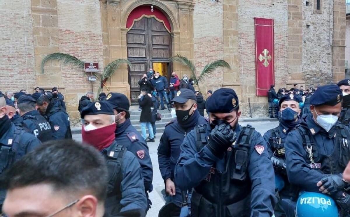 Processione con scorta a Barrafranca, fedeli infuriati con Diocesi e Polizia -