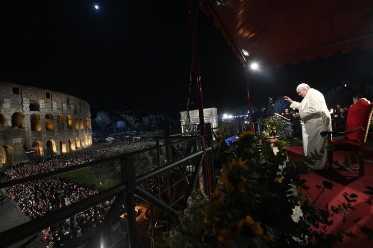 Papa Francesco alla Via Crucis “Dio disarma la mano di chi uccide” - 