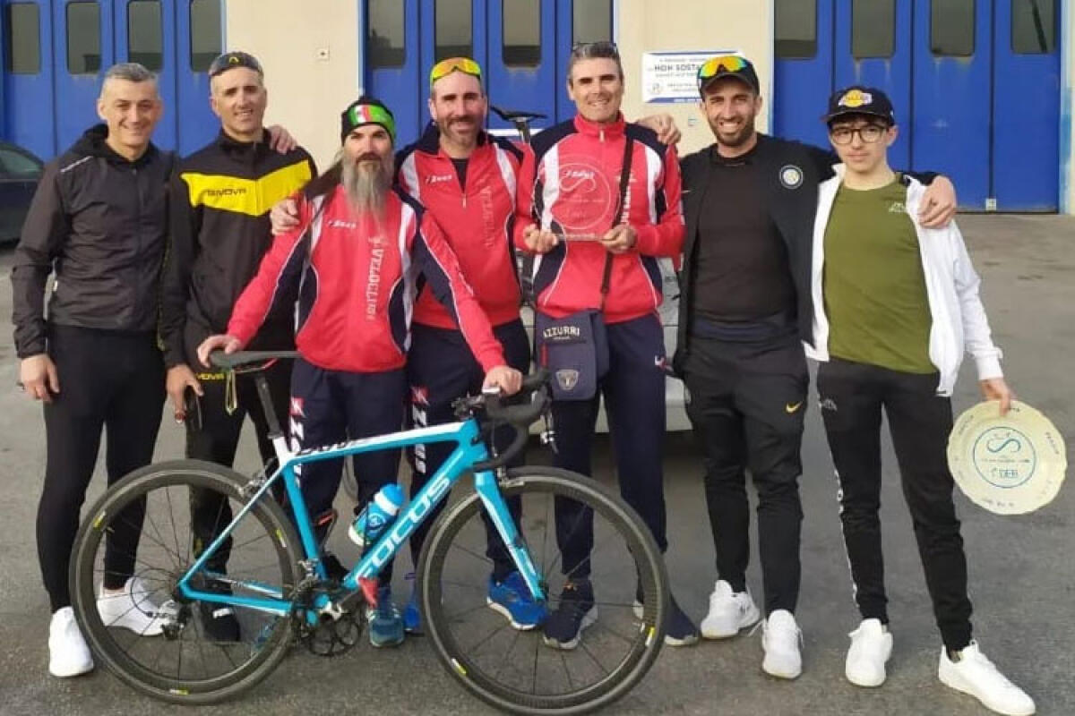 Ciclismo, Antonino Cirignotta vince tra i debuttanti e trascina sul podio il Velo Club - Nella foto grande: I ciclisti del Velo Club Gela
