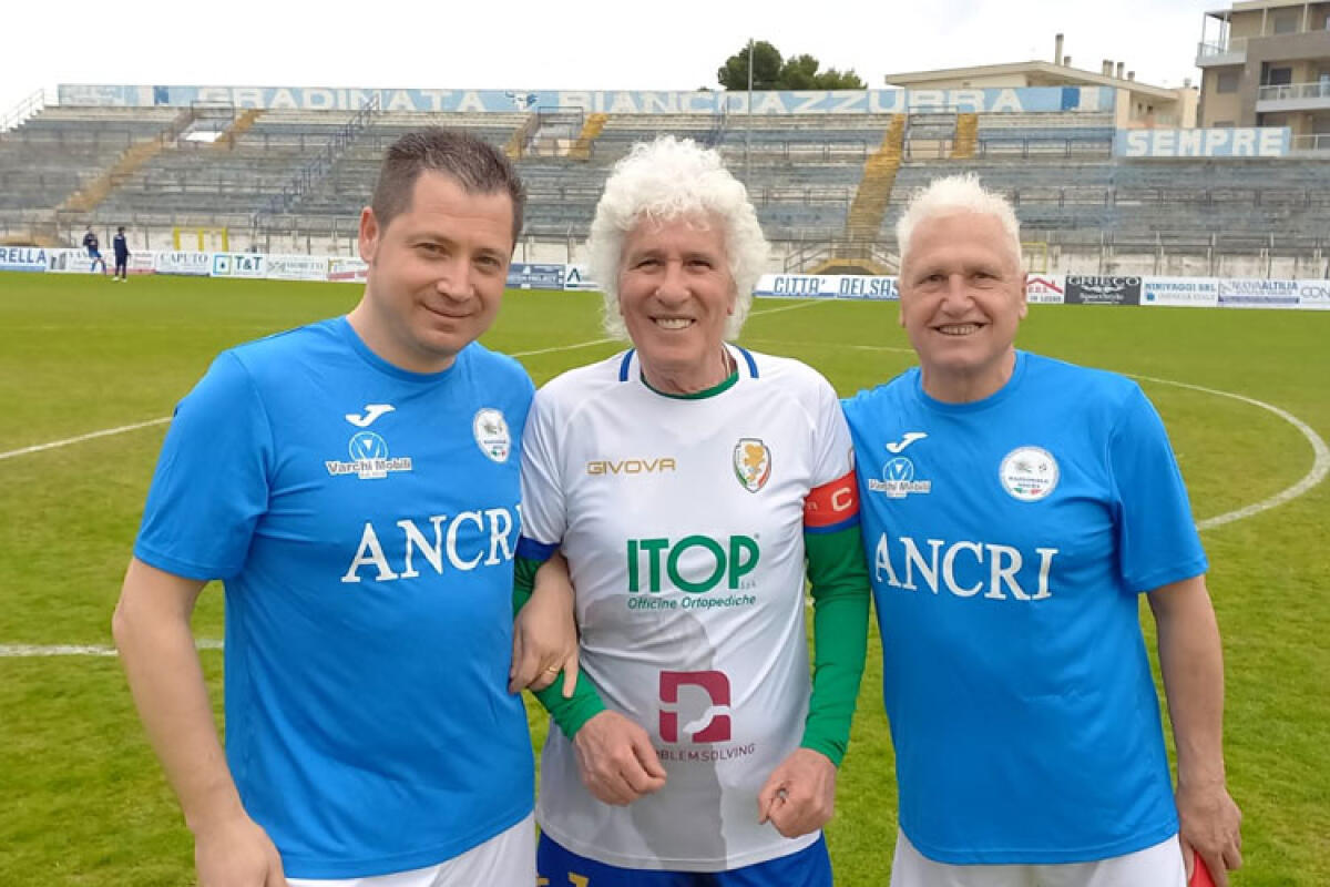 Triangolare per il popolo ucraino, in campo le nazionali attori, Fidas e cavalieri - Nella foto grande, da sinistra: Carlo Varchi, Ninetto Davoli, Ignazio Gullo. 