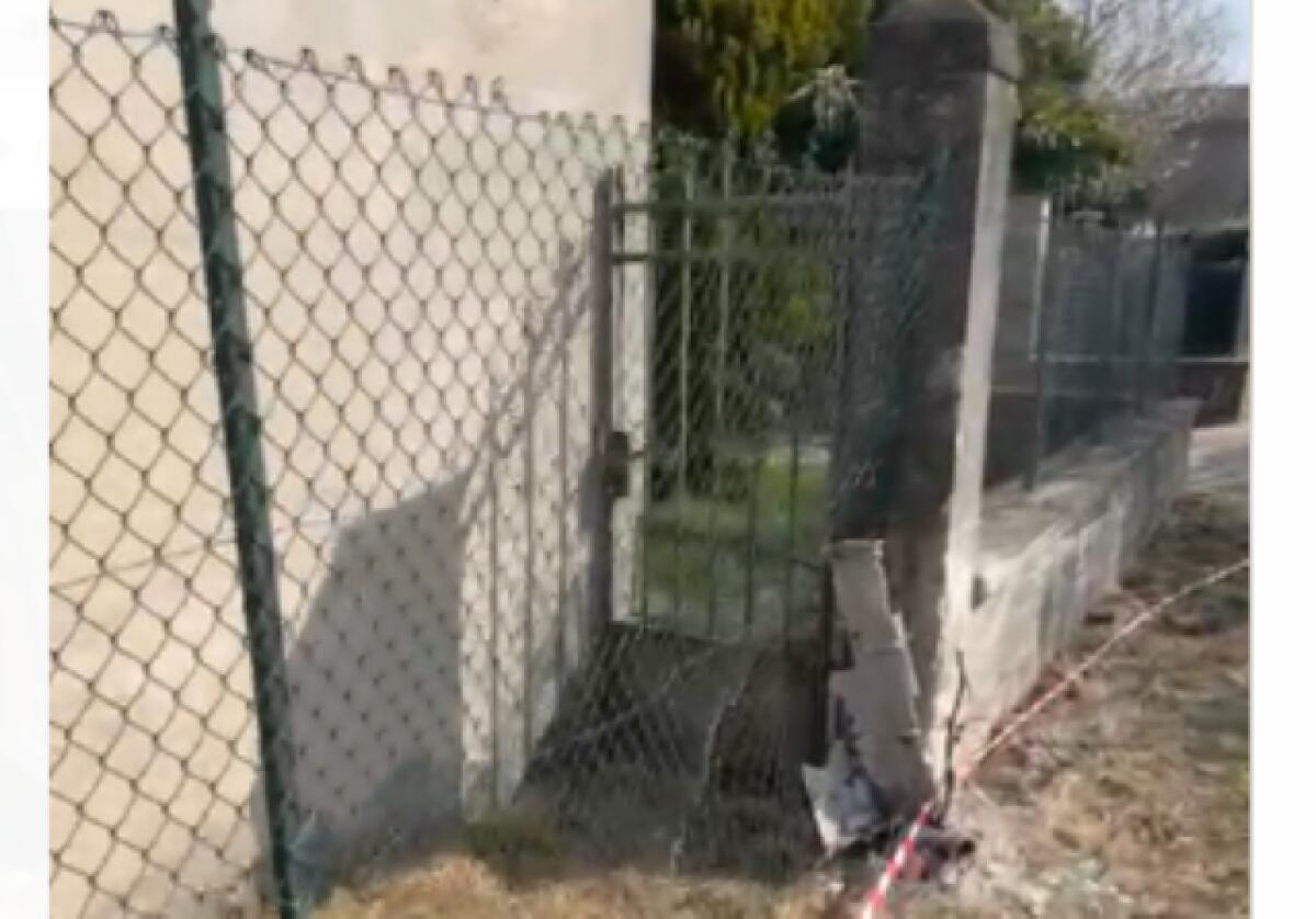 Ventenne morto in un incidente stradale, famiglia gelese vuole fare luce sulla sua fine - L'impatto contro un muretto