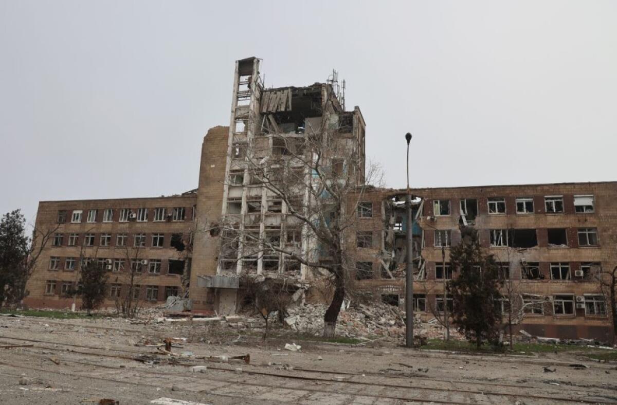 Proseguono gli attacchi aerei dei russi su Mariupol - 