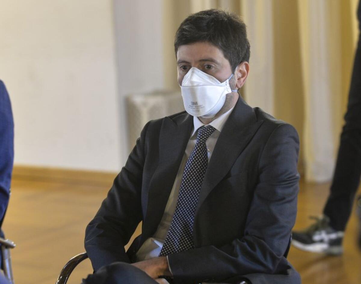 Speranza firma ordinanza, fino al 15/6 mascherine per trasporti e cinema - 