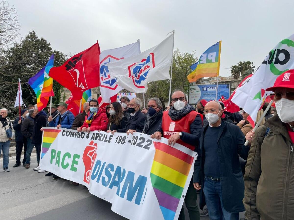 Corteo per la pace a Comiso, ampia delegazione locale alla manifestazione contro la guerra - La manifestazione a quarant'anni da quella contro i missili