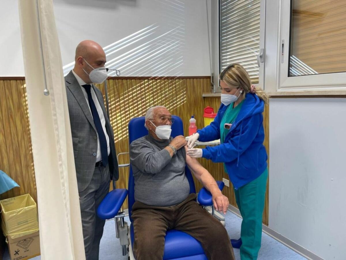 Covid, in Sicilia contagi in calo. Più di mille quarte dosi agli over 80 - 