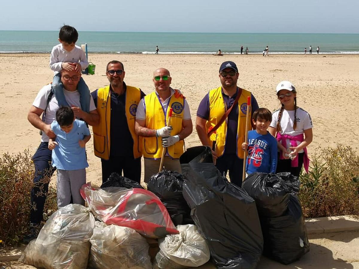 Screening medico gratuito e pulizia della spiaggia, il Lions per la città - E' stato ripulito un tratto di spiaggia sul lungomare