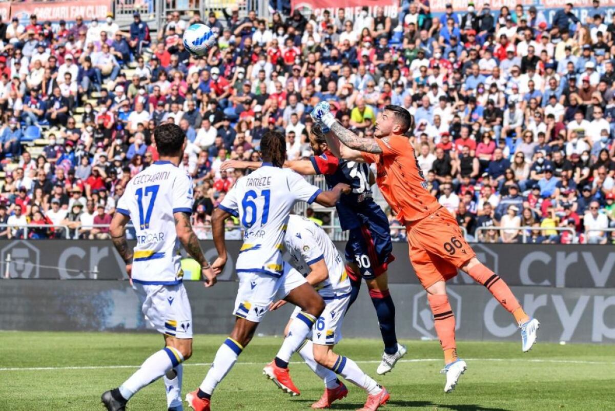Il Verona vince a Cagliari e mette in crisi i sardi - 