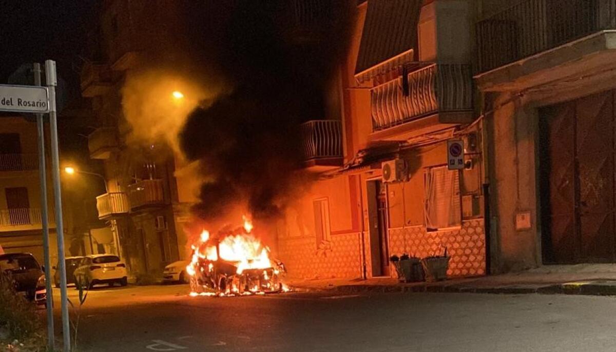 Rogo in via Dolomiti, in fiamme la Jeep del consigliere Ascia - Il rogo in via Dolomiti che ha distrutto l'auto del consigliere Ascia