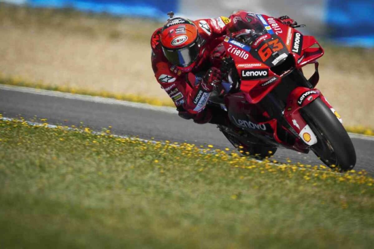 Doppietta Ducati a Le Mans, pole Bagnaia davanti a Miller - 