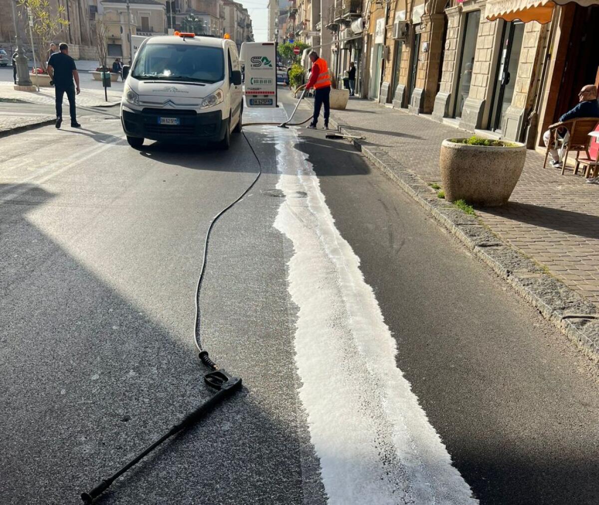 Un tratto del centro storico chiuso per olio idraulico in strada, guasto a spazzatrice - 