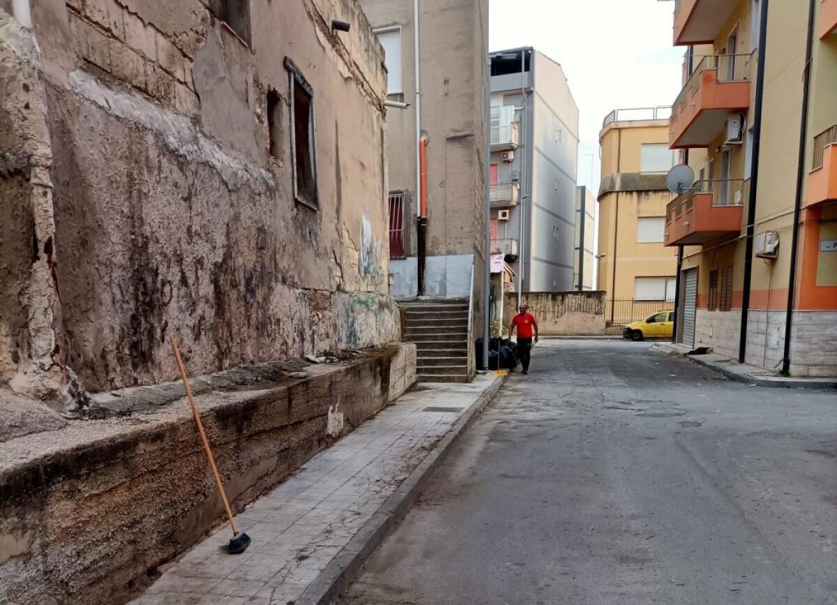 Erbacce, insetti e rifiuti, i cittadini si mettono al lavoro e ripuliscono un'intera area - L'area ripulita