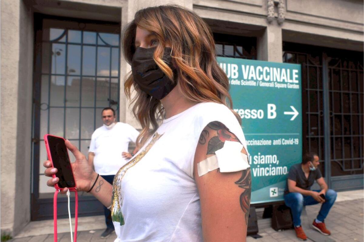 Covid, i nuovi positivi sono 44.489, le vittime 148, ricoveri in calo - 