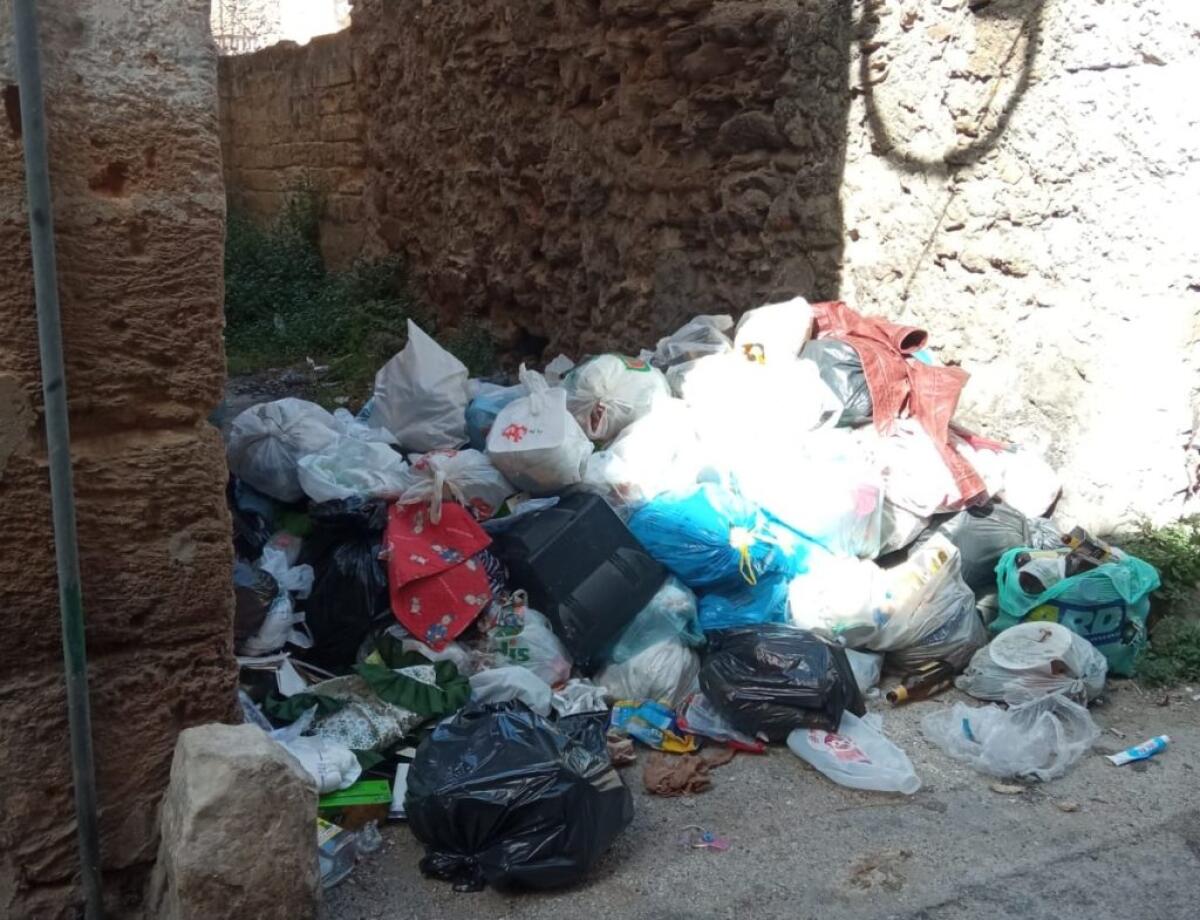 Discarica in centro storico, ancora rifiuti in via Abela - I rifiuti abbandonati